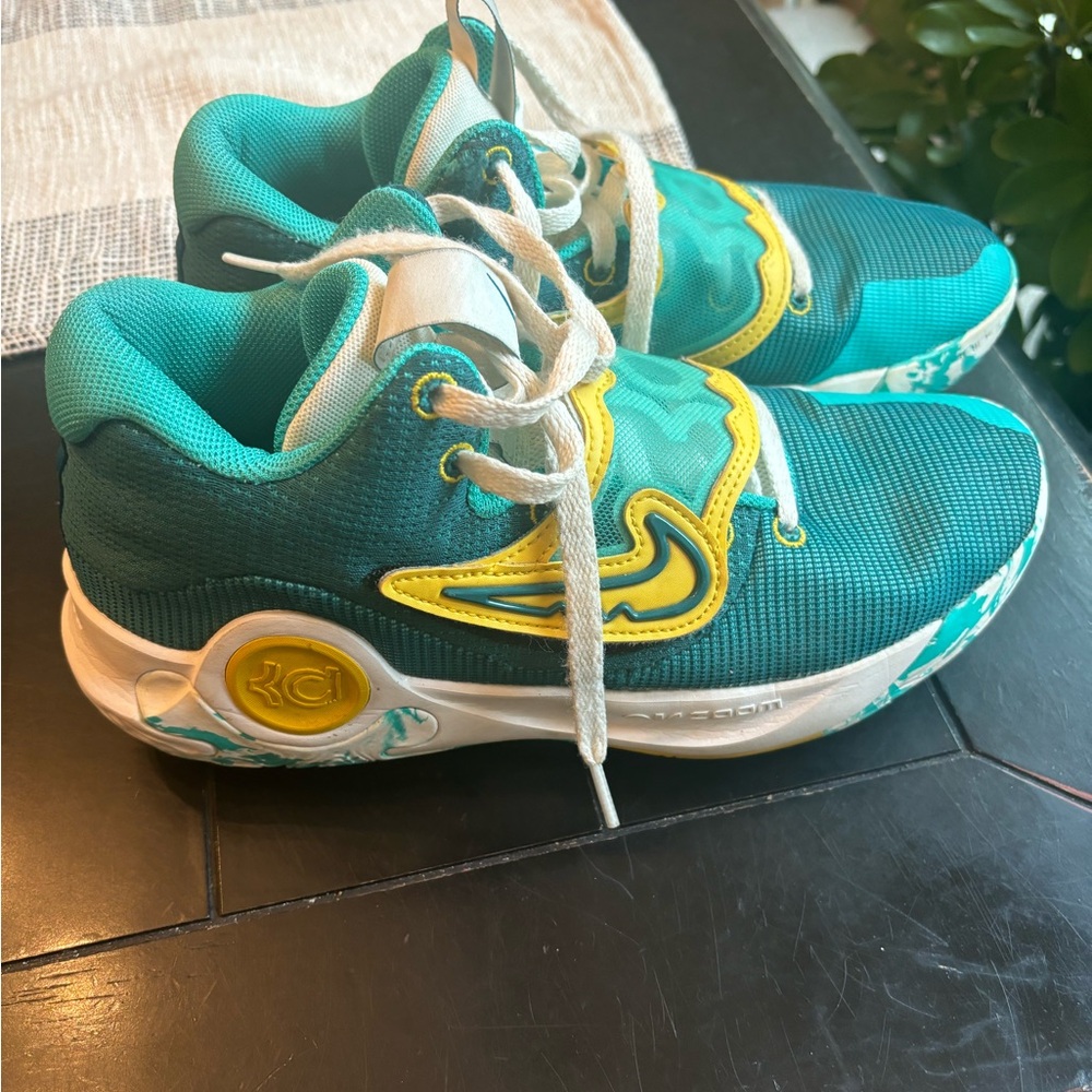 Men’s KD size 9
